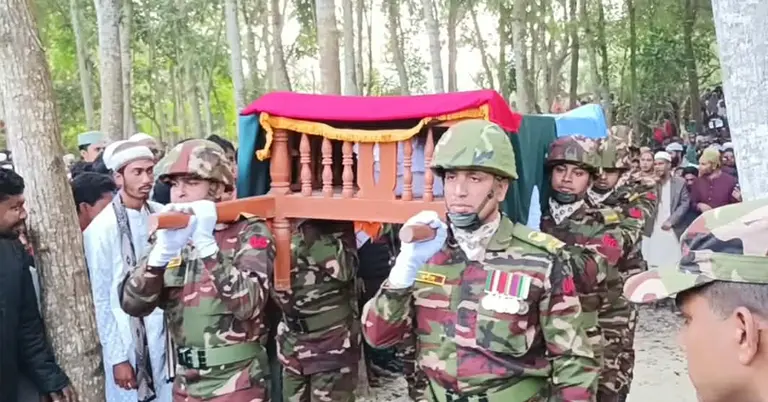 নিহত শামীম রেজার মরদেহ নিয়ে যাচ্ছে সেনাবাহিনী